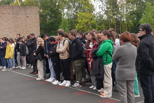 Les élèves des collèges et lycées français ont observé une minute de silence en mémoire des professeurs Samuel Paty et Dominique Bernard tués par des islamistes radicalisés en 2020 et 2023.