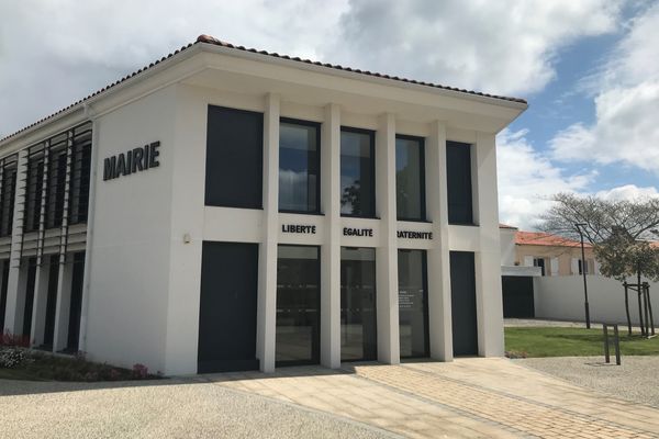 Une vitre éclatée, des traces d'impacts sur la façade, la mairie de Longeville a été la cible de tirs dont l'auteur a été identifié