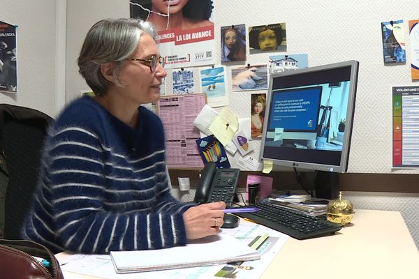 Christelle Ledière, intervenante sociale et coordinatrice violences intrafamiliales au commissariat de Montauban, accompagne les victimes.