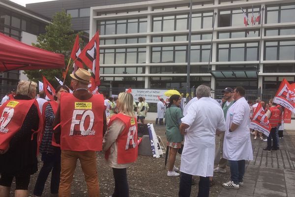 Les personnes de santé de toute la région mobilisés ce 24 juin devant les locaux de l'ARS, à Caen.