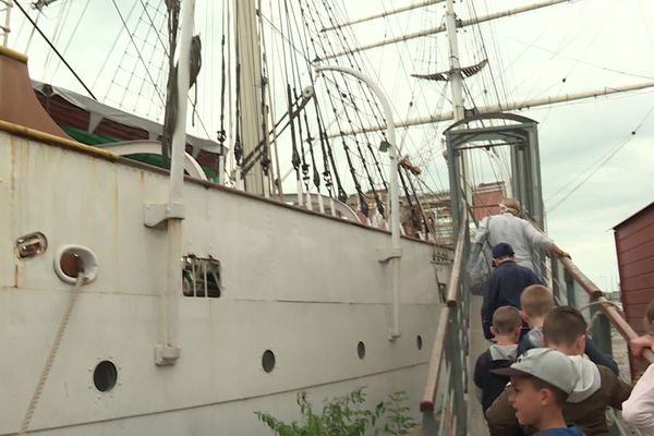 Chaque matin, ces élèves de Dunkerque embarquent à bord du gréément de la Duchesse Anne qui pendant une semaine se convertit en salle de classe. 