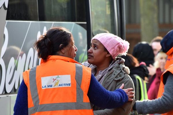 Les salariés de La Vie Active (gilets orange) au moment du départ des derniers cars de migrants de Calais.