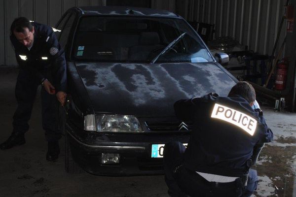 La voiture qui serait responsable de l'accident mortel de l'A20