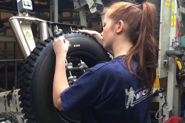 Visite d'un atelier du fabrication de pneu à l’usine Michelin de Cataroux, à Clermont-Ferrand