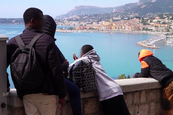 Des migrants à la frontière entre la France et l'Italie à Menton.