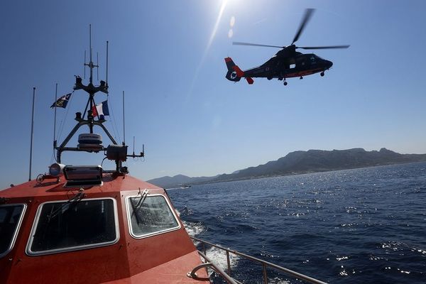 Exercice à Marseille entre la vedette SNSM et l'hélicoptère de la Marine Nationale