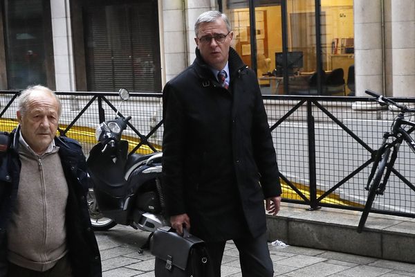 Marc Joulaud (à droite) à son arrivée au pôle financier le vendredi 24 mars 2017