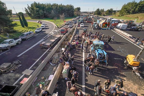 Nîmes - les agriculteurs en colère bloquent la sortie N°25 sur l'A9 et vers l'A54 - 27 janvier 204.