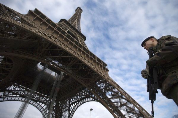 Un soldat patrouille au pied de la Tour Eiffel, dans le cadre du plan Vigipirate.