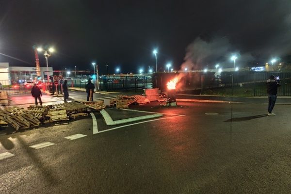 Piquet de grève devant l'usine GIMA à Beauvais.