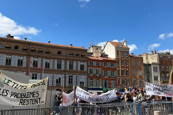 Manifestation de soutien, devant la préfecture de Haute-Garonne, aux enfants sourds qui ne pourront être accueillis en classe à la rentrée prochaine faute de place dans l'école où la langue des isgnes est enseignée à Ramonville-saint-Agne.