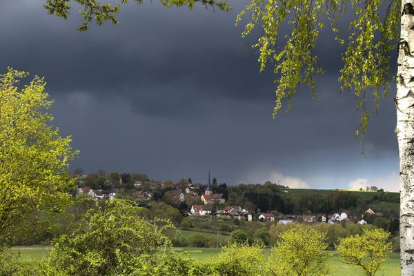 Un village sous des nuages orageux.