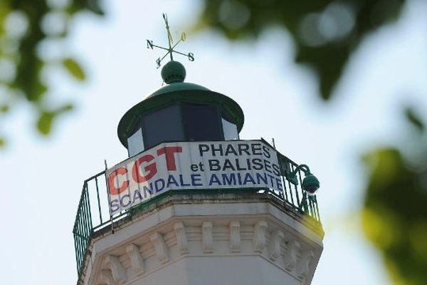 La CGT " Phares et balises " a accroché une banderole sur le phare du quai Vallin pour dénoncer le scandale de l'amiante. C'était à La Rochelle, le 24 07 2014.