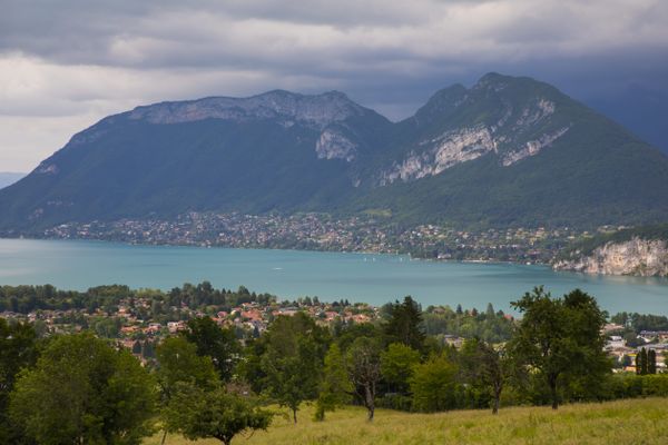 Un témoin a alerté les secours dans la soirée du 17 avril après avoir aperçu un homme se débattant dans le lac d'Annecy à côté d'une voile de parapente. (Illustration)