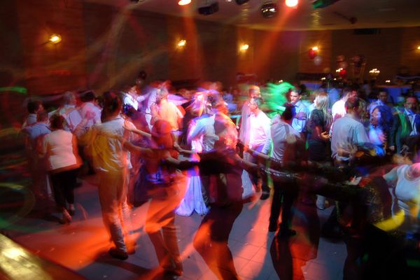 Dans le Calvados, la Préfecture invite les mairies à inclure l'interdiction de danser dans la location des salles polyvalentes communales.