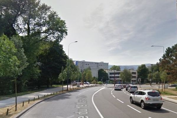 Le conducteur a été arrêté dans la rue du 19 mars 1962, à Grenoble.