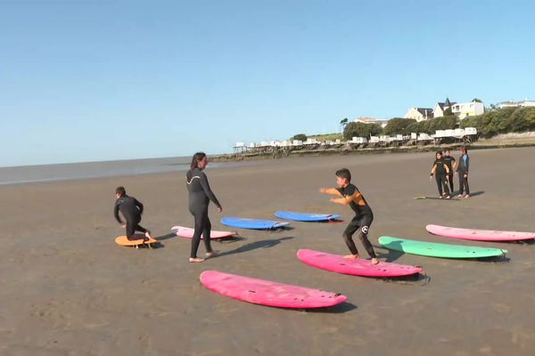 Sur le littoral royannais, le surf est une pratique régulière et la question de la qualité des eaux de baignade un enjeu.