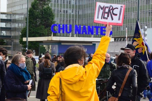 A Nantes et dans les grandes villes de la région les colères se sont aussi déconfinées hier. partout des citoyens ont salué les soignants et réclamé plus de moyens pour les hôpitaux