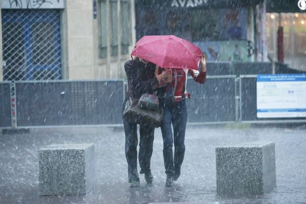 Un couple sous la pluie.