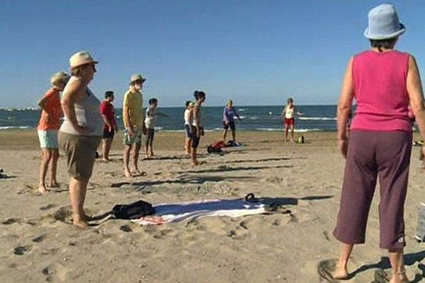 Les plus matinaux peuvent s'essayer gratuitement au fitness sur les plages du Grau-du-Roi. Août 2015.