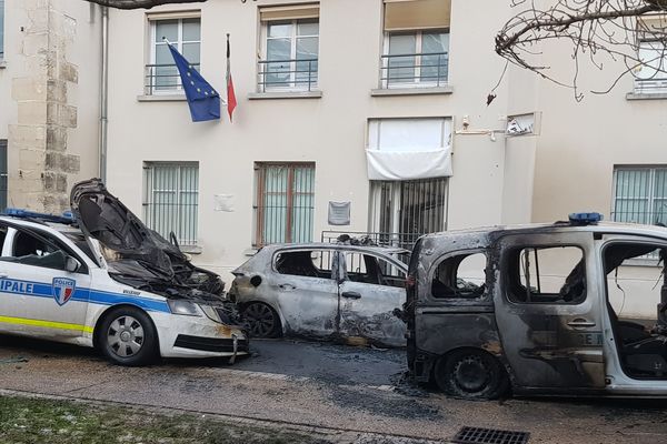 Les quatre véhicules de la police municipale de Villejuif ont été brûlés au petit matin le 23 janvier 2019.