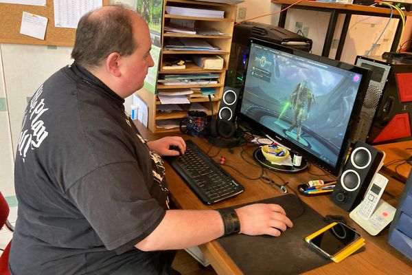 Bertrand Monnier devant son ordinateur de gamer à Verdun.