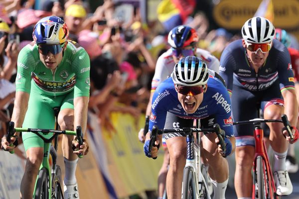 Tour de France en Occitanie : le Belge Jasper Philipsen vainqueur au sprint de la 15e étape à Carcassonne, 17 juillet 2022.