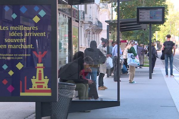 De nombreuses affiches sont disposés entre les arrêts Godrans et République.