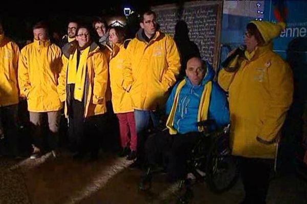 Philippe Croizon et les bénévoles du Téléthon 2016 pour la dictée de Sèvres-Anxaumont (86).