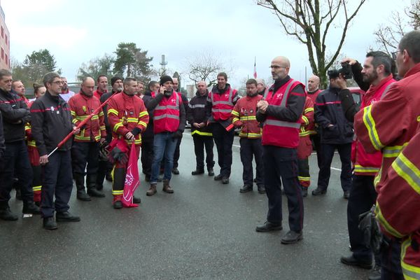 Plusieurs dizaines de pompiers rassemblés à la caserne de Limoges, avenue du Président Vincent Auriol, vendredi 15 décembre 2023