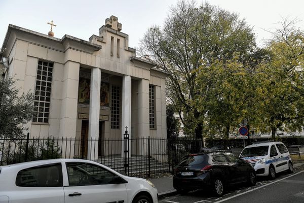 Cinq jours après avoir été blessé par balles, le prêtre de l'église orthodoxe grecque du 7e arrondissement de Lyon, n'est toujours pas sorti d'affaire. Mais il n'est plus dans le coma.
