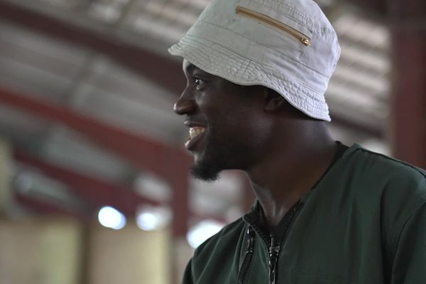 Mamadou peut sourire et vivre paisiblement après avoir affronté la guerre et un chemin de périls