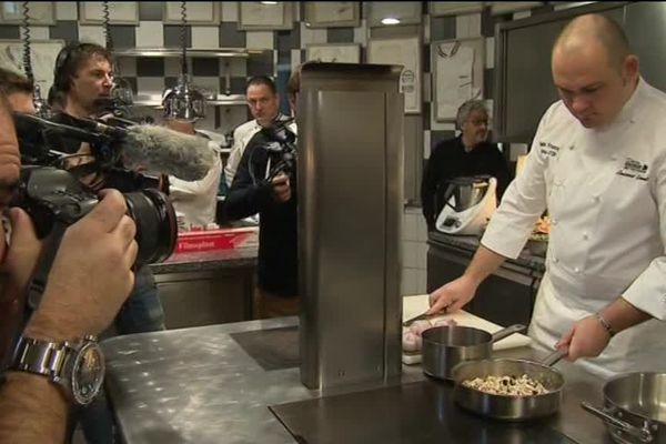 Derniers préparatifs pour le chef Laurent Lemal, qui officie dans les Pyrénées Orientales.