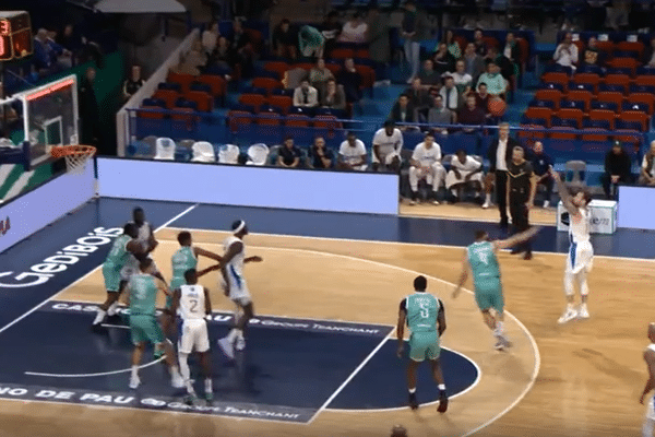 Basket Pro B entre l'Élan Béarnais et les Sharks d'Antibes.