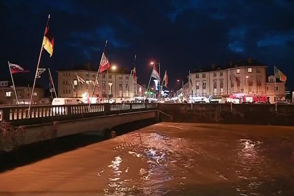 Le niveau de l'eau est très haut Pont de l'Europe à Rethel.