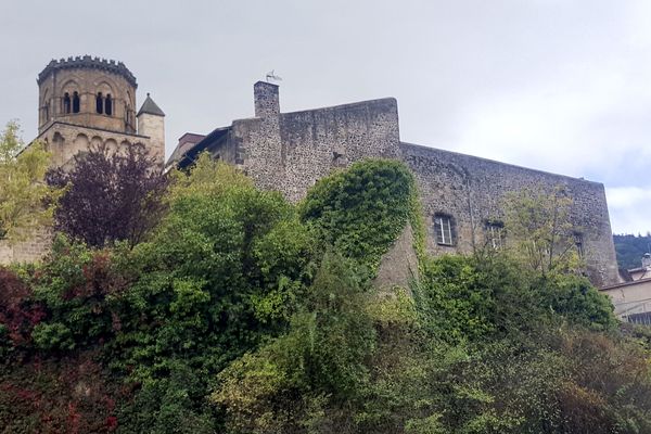 Le prieuré de Royat, accolé à l'Eglise Saint-Léger, est mis en vente par la municipalité. 