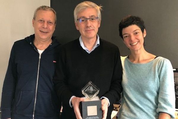 De gauche à droite : Gilles Malfray (monteur), Cyrille Genet (journaliste rédacteur) et Claude Fallas (journaliste reporter d'images) présentent le Prix Média de l’innovation dans le dispositif médical 2018 (catégorie TV), obtenu pour un reportage réalisé au CHU de Clermont-Ferrand.