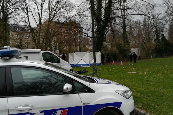 Un agent des espaces verts a vu la dépouille alors qu'il travaillait au bord de la rivière.