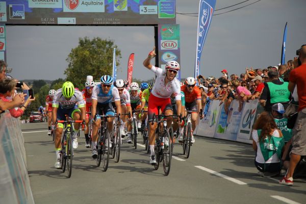 Arrivée d'une étape du Tour Poitou-Charentes à Aigre (édition 2019).