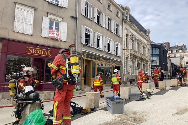 Neuf véhicules et une trentaine de sapeurs-pompiers sont intervenus en plein centre-ville de Limoges ce samedi 25 mai en début de matinée.