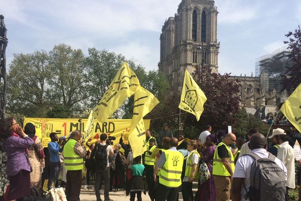 Les militants du DAL dans le square René-Viviani, dans le 5e arrondissement de Paris, à deux pas de Notre-Dame.