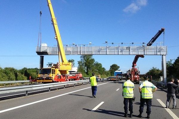 La circulation sur la RN 165 a été coupée pour permettre le démontage du portique écotaxe de Brec'h