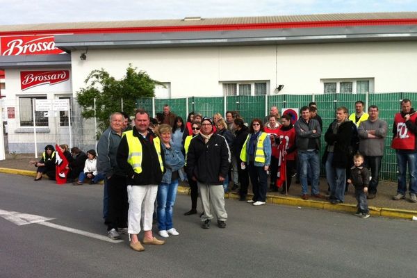 Le personnel de l'usine Brossard en grève 2 avril pour réclamer des augmentations de salaires - Pthiviers  (Loiret)