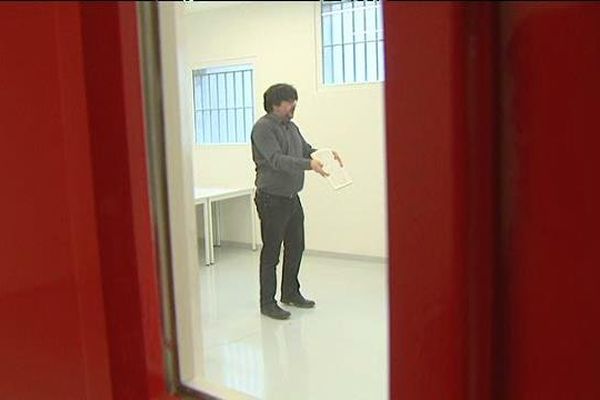 Clément Joubert, chef d'orchestre, à la prison de Saran (Loiret) pour le premier ateleir de la Fabrique Opéra