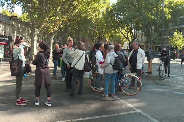 Les manifestants ont rallié la préfecture de Perpignan mais ont trouvé les portes closes. 27 octobre 2021.