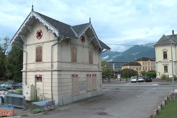 Le bâtiment de l'octroi est situé en plein cœur d'Albertville en Savoie.