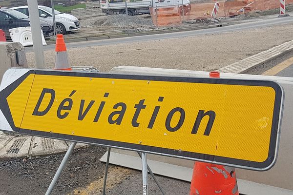 Les travaux d’élargissement à 2 x 3 voies de l’A75 du sud de Clermont-Ferrand jusqu’au Crest se poursuivent. Les équipes d’APRR procèdent aux travaux de renouvellement des chaussées sur les voies centrales de l’autoroute, à l’installation de dispositifs de signalisation ainsi qu’à des aménagements paysagers. Dans le cadre de ces opérations, des fermetures nocturnes ainsi que des fermetures de bretelles jour et nuit sont nécessaires.