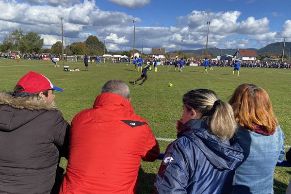 Le match se jouait à guichets fermés devant 3000 spectateurs, une première pour le village de Mélisey.