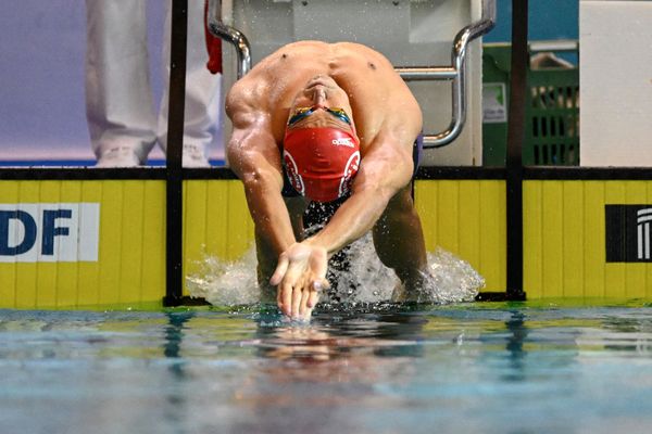 Mewen Tomac lors de l'épreuve du 100 m dos des championnats de France de natation, à Rennes, le 12 juin.