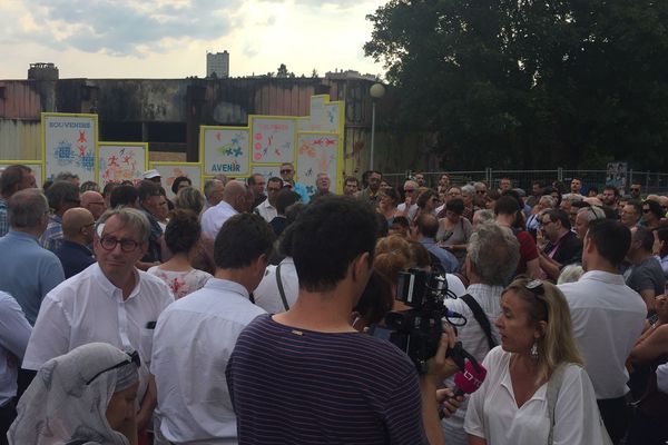 Plusieurs dizaines de personnes rassemblées devant ce qu'il reste du théâtre,après l'incendie. 